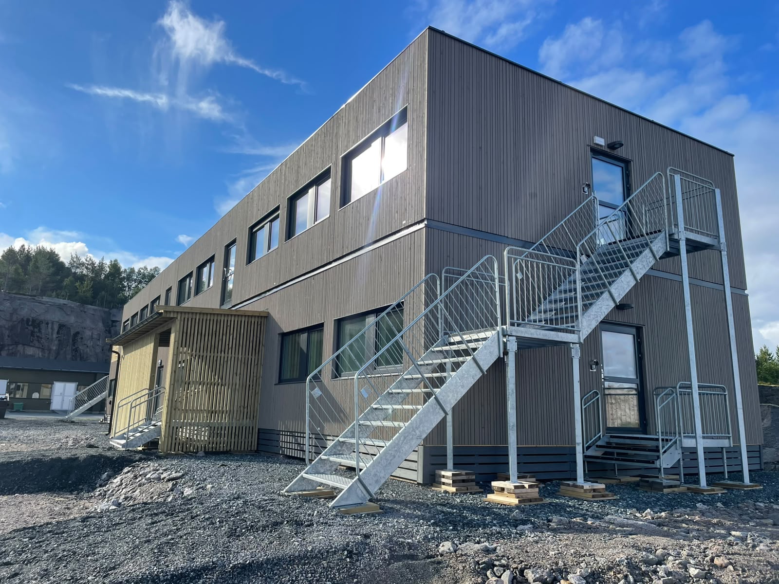 Modulbygg i to etasjer levert av ALP Bygg